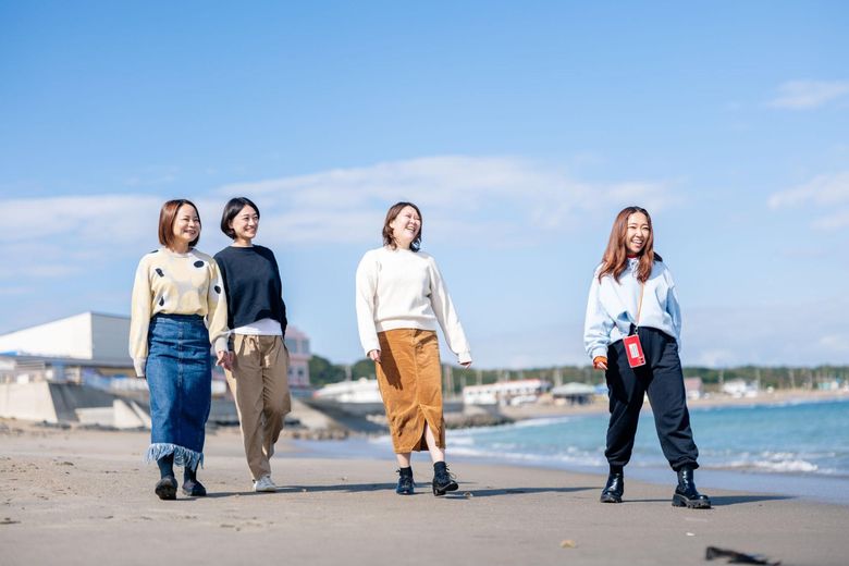 海岸を歩くチーム