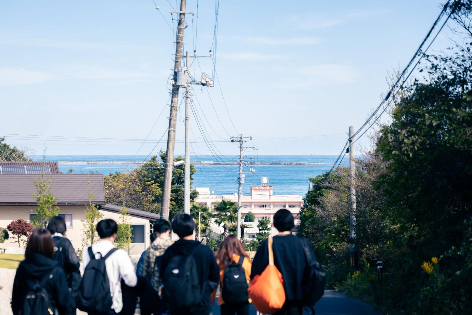 阿字ヶ浦の海辺で働くチーム